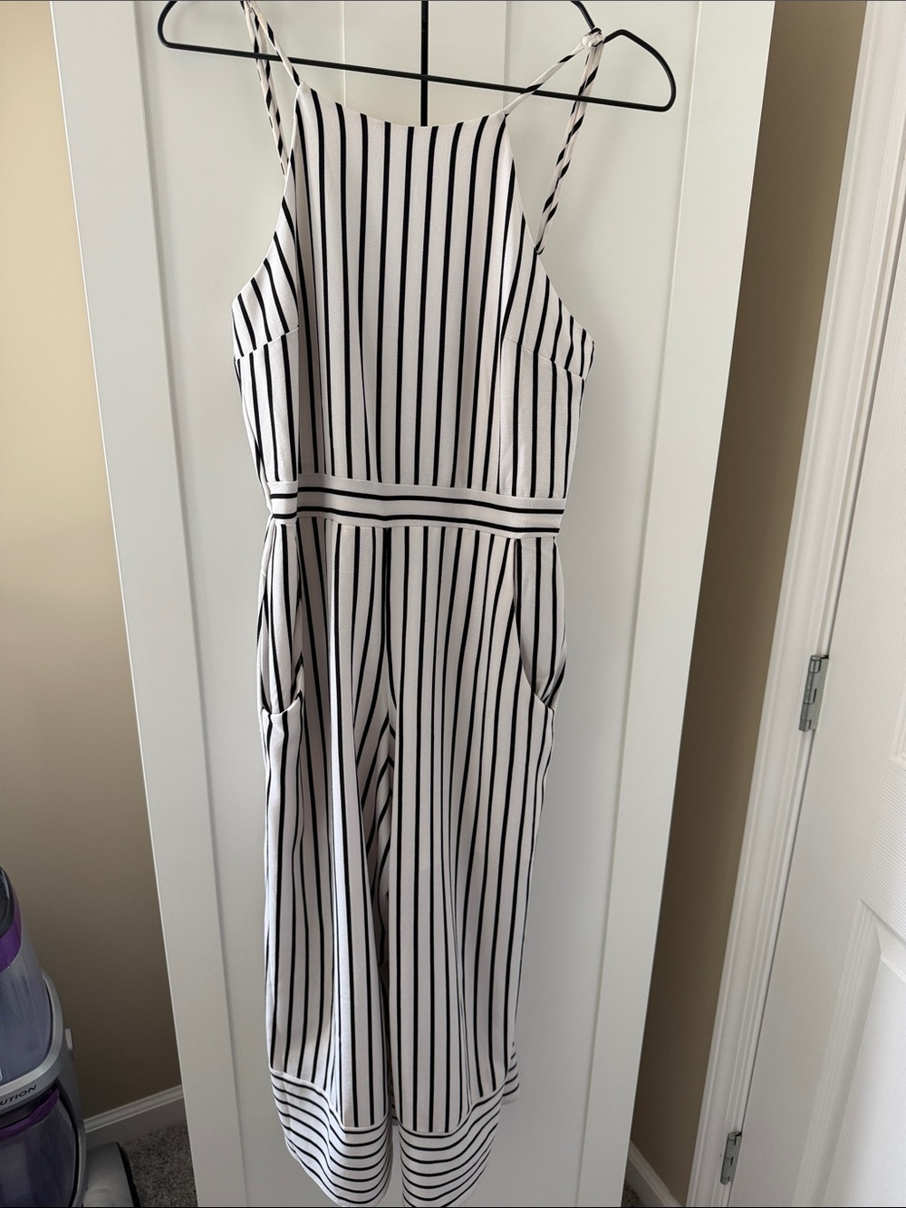 Sleeveless White Crop Jumper with Black Vertical Stripes with Pockets